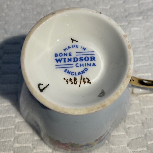 Vintage Windsor Bone China Floral Scalloped Teacup and Saucer Made in England - Picture 8 of 16